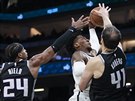 Rondae Hollis-Jefferson (v bílém) z Brooklynu najídí mezi Buddyho Hielda a...