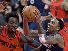 Jeff Teague z Minnesoty se tlaí ke koi Portlandu kolem Al-Farouqa Aminua...