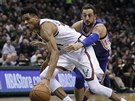 Janis Adetokunbo (vlevo) z Milwaukee utíká Marcu Belinellimu z Philadelphie.