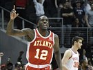 Taurean Prince z Atlanty se raduje, v pozadí zklamaný Dragan Bender z Phoenixu.