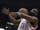 James Harden z Houstonu pistává po smei do koe Milwaukee.