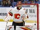 David Rittich z Calgary inkasuje v zápase s Buffallem.