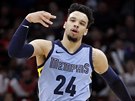 Dillon Brooks z Memphisu se raduje ze své trojky proti Chicagu.