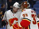 eský gólman David Rittich oslavuje s T. J. Brodiem výhru Calgary.