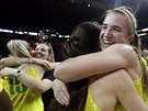 Basketbalistky Oregonu slaví výhru nad Stanfordem. Uprostřed oslav Sabrina...