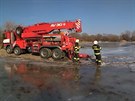 Bagr uvízl v bahn pi itní dna vodní nádre Rozko na Náchodsku (1.3.2018).