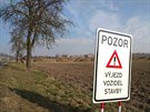 Stavba nov� ulice pobl� leti�t� v hradeck�ch V�ko��ch.
