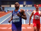 Americký sprinter Christian Coleman v cíli rozbhu na 60 metr. Vpravo dobíhá...