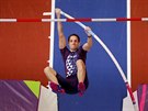 Francouzský tyka Renaud Lavillenie míí k lace.