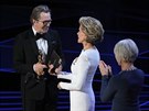 Gary Oldman pebírá Oscara od Jane Fondové a Helen Mirrenové (5. bezna 2018).