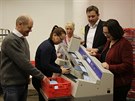 Politici SPD sítají hlasy z vnitrostranického referenda (3. bezna 2018).