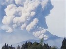 Erupce sopky inmoedake na japonském ostrov Kjúú. (7. bezna 2018)