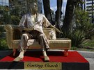 Pejsek Sassi u sochy Harveyho Weinsteina s názvem Gau na casting (Los Angeles,...