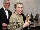 Frances McDormandová se svým Oscarem na veírku Governors Ball (Los Angeles, 4....