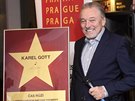 Karel Gott se svou hvězdou na Chodníku slávy ve foyer Hudebního divadla Karlín...