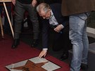 Karel Gott se svou hvzdou na Chodníku slávy ve foyer Hudebního divadla Karlín...