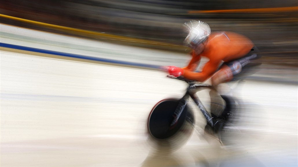 Nizozemský dráhový cyklista Jeffrey Hoogland v závodě na kilometr s pevným...