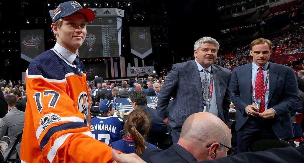 �eský hokejový úto�ník Ostap Safin na draftu NHL 2017. Vpravo ho sleduje trenér...