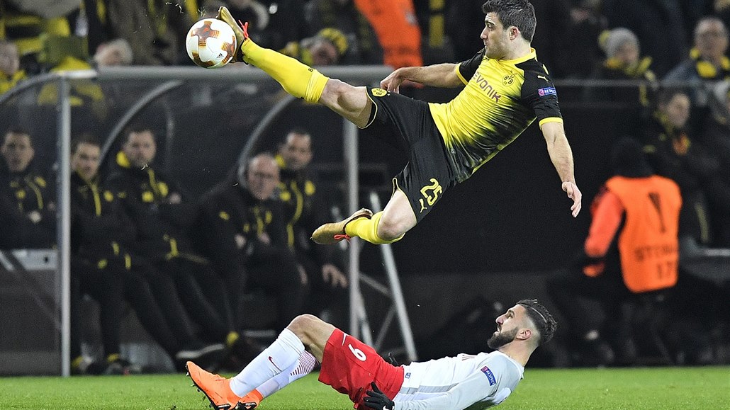 Sokratis z Dortmundu (naho�e) a Munas Dabbur ze Salcburku v utkání Evropské...