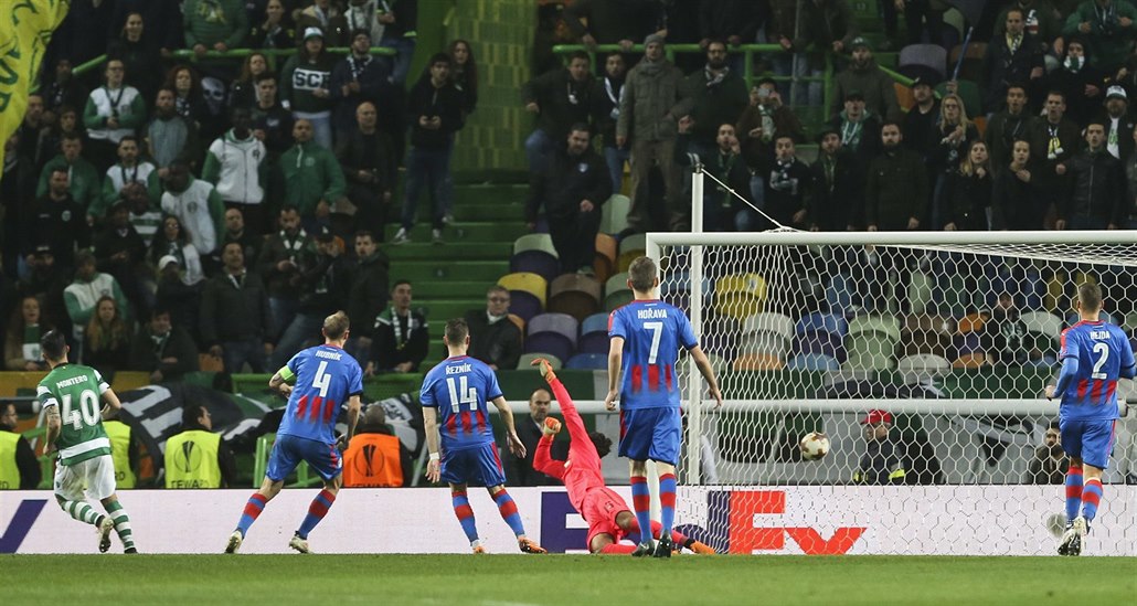 Fredy Montero ze Sportingu Lisabon (vlevo) p�ekonává plze�ského branká�e Ale�e...