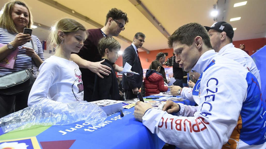 Judista Pavel Petřikov se podepisuje fanouškům při autogramiádě v rámci...