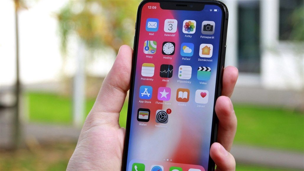 iPhone X z roku 2017 by se mohl znovu za�ít vyráb�t v Indii.