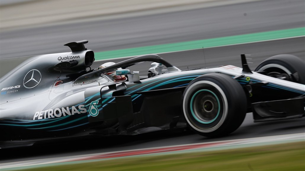 Lewis Hamilton ze stáje Mercedes při testech v Barceloně