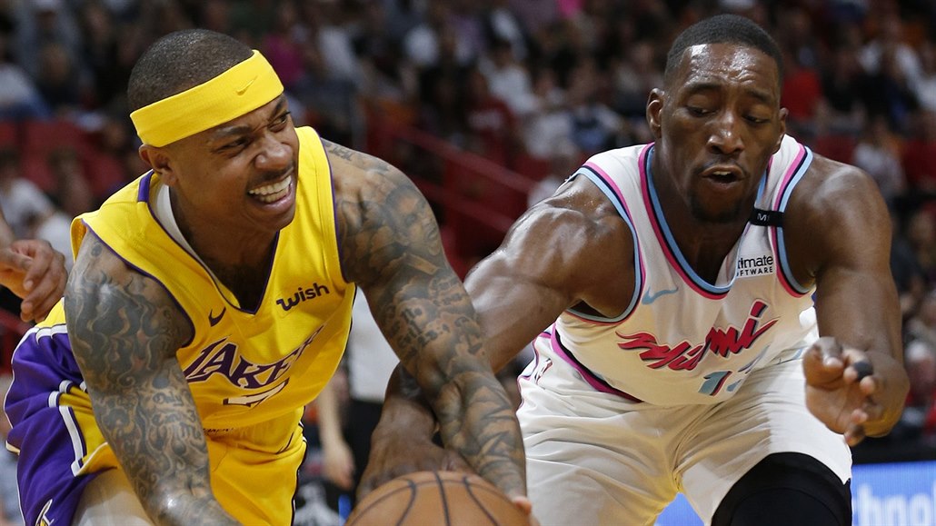 Isaiah Thomas (vlevo) z LA Lakers p�ekonává Bama Adebaya z Miami.