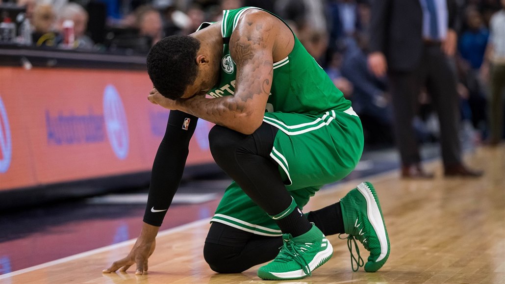 Marcus Smart z Bostonu se modlí za zdraví spoluhrá�e Jaylena Browna, který...