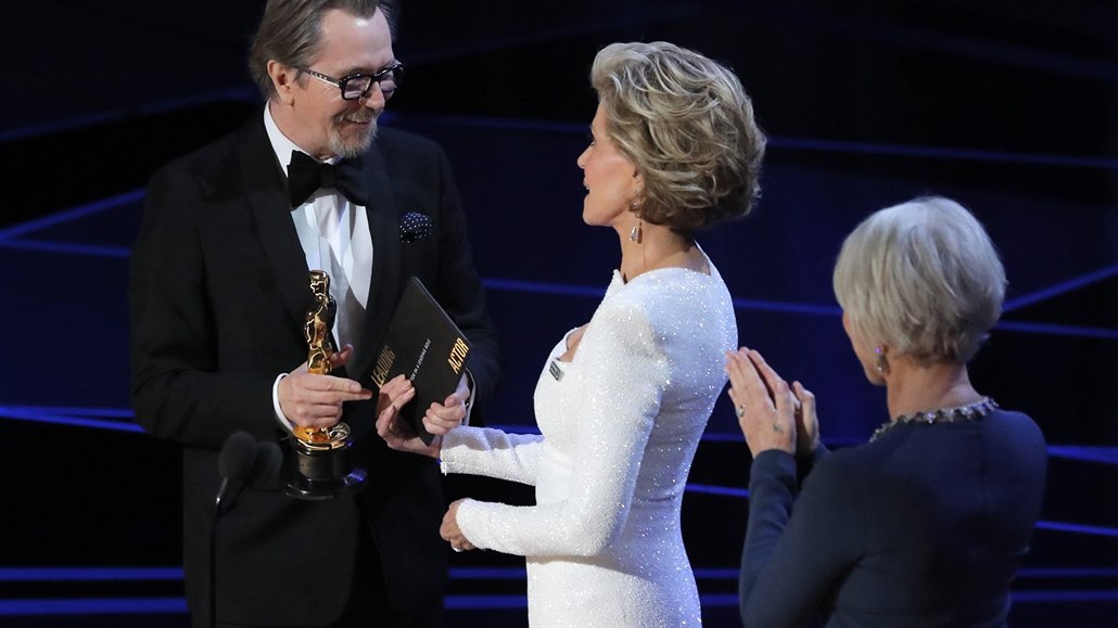 Gary Oldman p�ebírá Oscara od Jane Fondové a Helen Mirrenové (5. b�ezna 2018).