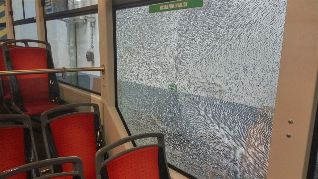 Mostecká tramvaj zasa�ená kamenem letos v b�eznu.