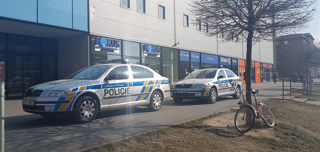Ozbrojený lupič přepadl v Plzni banku. Po pětatřiceti minutách ho policisté...