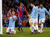 Gabrisel Jesus z Manchester City (vlevo) se raduje u glu do st Basileje v...