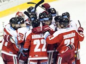 Hokejisté Olomouce slaví výhru nad Zlínem.