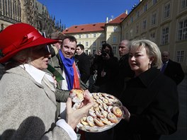 Ivana Zemanová na Hradě rozdává lidem koláčky. (8. března 2018)