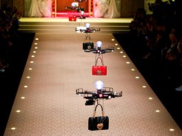 MÓDNÍ DOPLŇKY. Drony vezou kabelky značky Dolce & Gabbana z dámské kolekce...