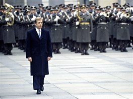 Hned po slavnostním prezidentském slibu vykonal Václav Havel pehlídku Hradní...