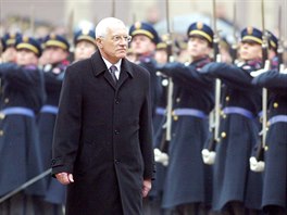 Prezident Václav Klaus po sloení slibu na Praském hrad vykonal pehlídku...