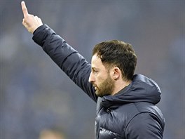 POKYNY Z LAVIKY. Domenico Tedesco kouuje fotbalisty Schalke v zpase nmeck...