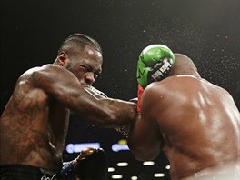 Americk boxer Deontay Wilder v souboji s Kubncem Luisem Ortizem.