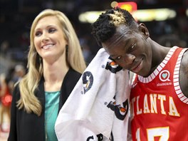 Dennis Schrder z Atlanty se usmv po vhe, ek ho rozhovor s Rebeccou...