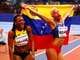 Yulimar Rojasová z Venezuely (vpravo) oslavuje své vítězství v trojskoku.