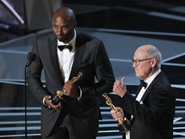 Kobe Bryant a Glen Keane pebraj Oscara za Dear basketball - nejlep krtk...