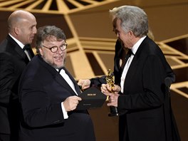 Guillermo del Toro s nadsázkou ubezpeuje publikum, e obálka je tentokrát...