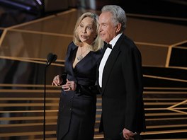 Herecké legendy Warren Beatty a Faye Dunawayová se loni nechtn postarali o...