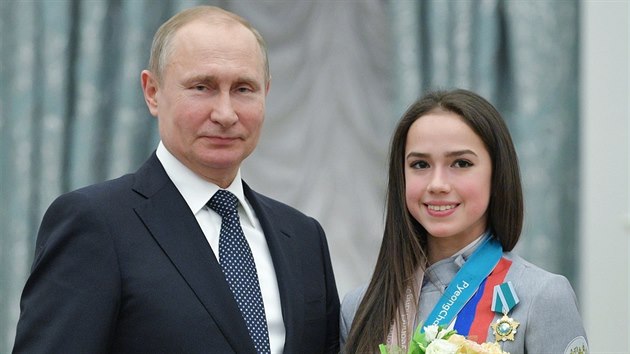 Rusk prezident Vladimir Putin se v Kremlu setkal s spnmi olympioniky. Na snmku s krasobruslakou Alinou Zagitovovou (28. nora 2018)