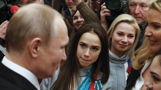 Rusk prezident Vladimir Putin se v Kremlu setkal s spnmi olympioniky. (28. nora 2018)