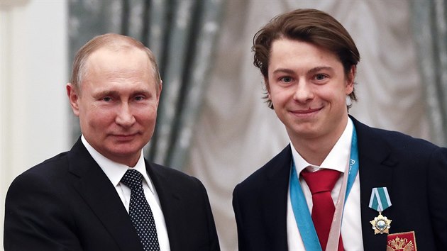 Rusk prezident Vladimir Putin se v Kremlu setkal s spnmi olympioniky. Na snmku s hokejistou Nikitou Gusevem (28. nora 2018)