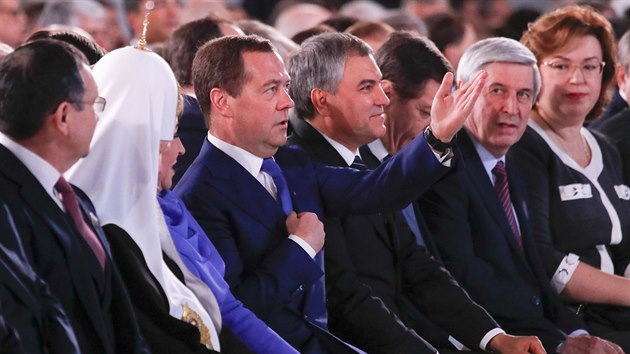 Rusk premir Dmitrij Medvedv na pedvolebnm vystoupen Vladimira Putina v moskevsk Mani (1. bezna 2018)