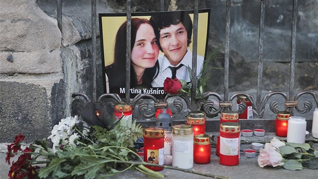 Pietní akt za zavražděného slovenského novináře Jána Kuciaka a jeho přítelkyni Martinu Kušnírovou na plzeňském náměstí Republiky u katedrály sv. Bartoloměje (1. března 2018)